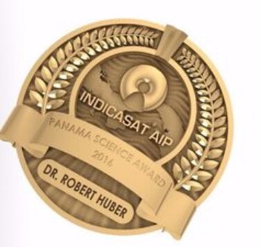 Panamá entrega medalla a premio Nobel de Química 1988