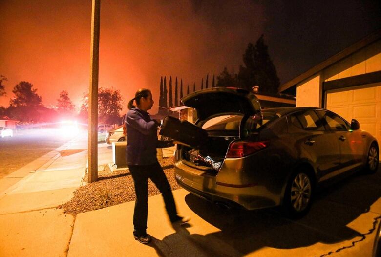 Vientos avivan incendios forestales en el sur de California