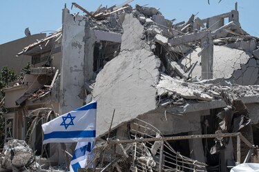 Los bomberos reportan daños en edificios residenciales en el norte de Israel