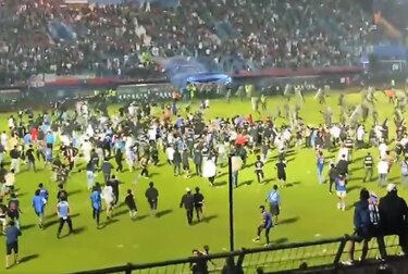 Al menos 129 personas mueren tras unos disturbios en un estadio de fútbol en Indonesia