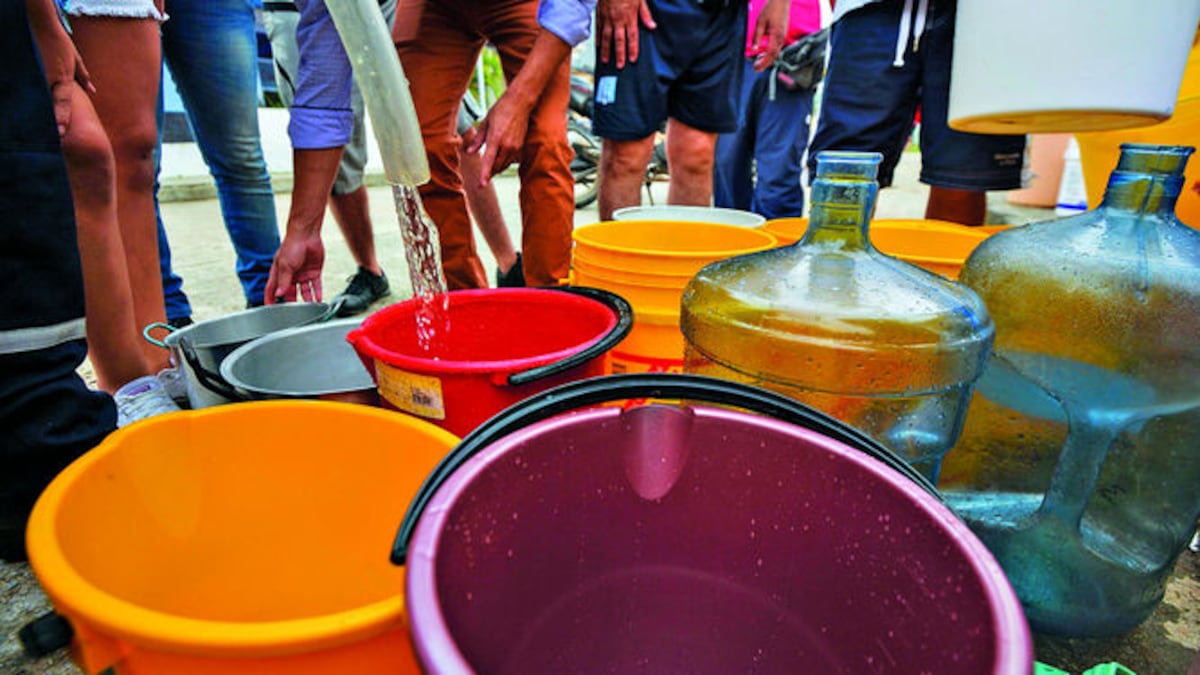 Pobladores de Mocoa hacen fila para poder abastecerse de agua potable.