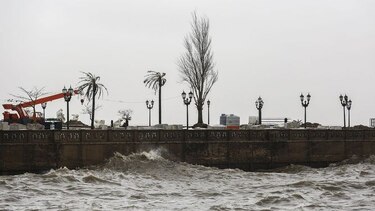 Temporal que afecta a Buenos Aires es usado por los políticos para atacar a Daniel Scioli