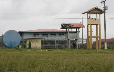 Decomisan maletines con armas y bebidas alcohólicas en La Joya