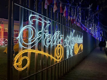 Panamá enciende su árbol navideño en la cinta costera