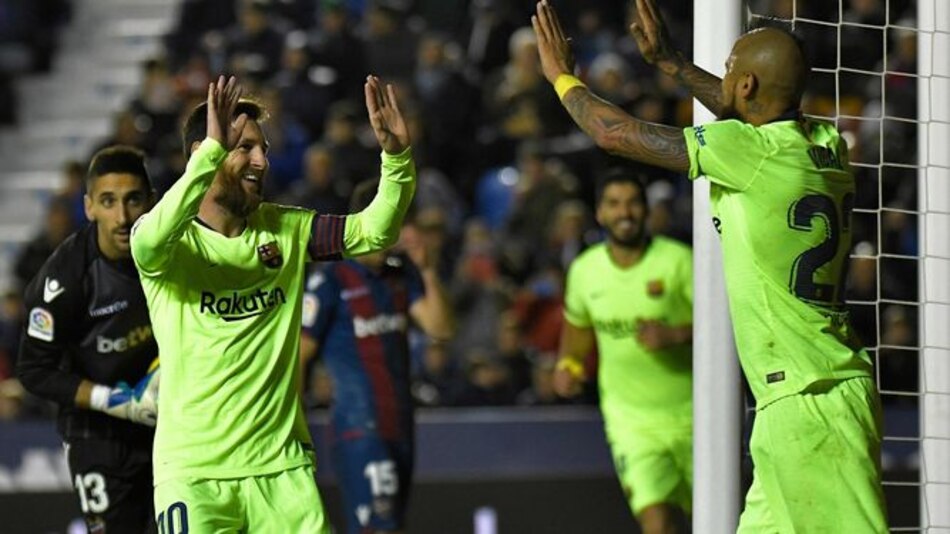 Messi anota 3; Barcelona gana y recupera la cima