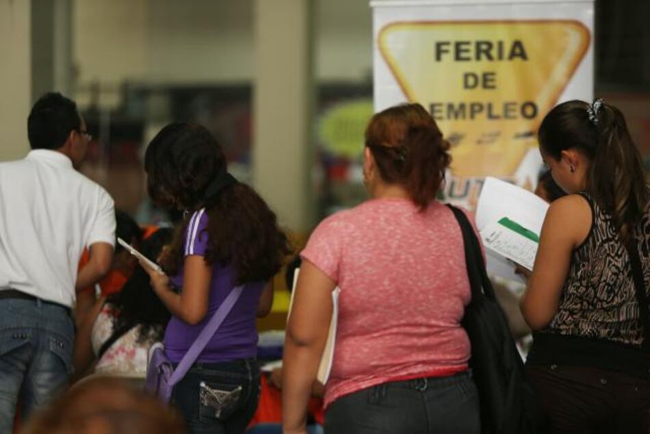 Realizan feria de empleo en la arena Roberto Durán