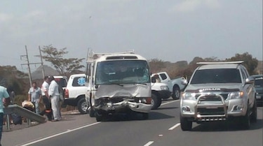 14 heridos por accidente entre autobús y camioneta en Herrera; mayoría son estudiantes universitarios