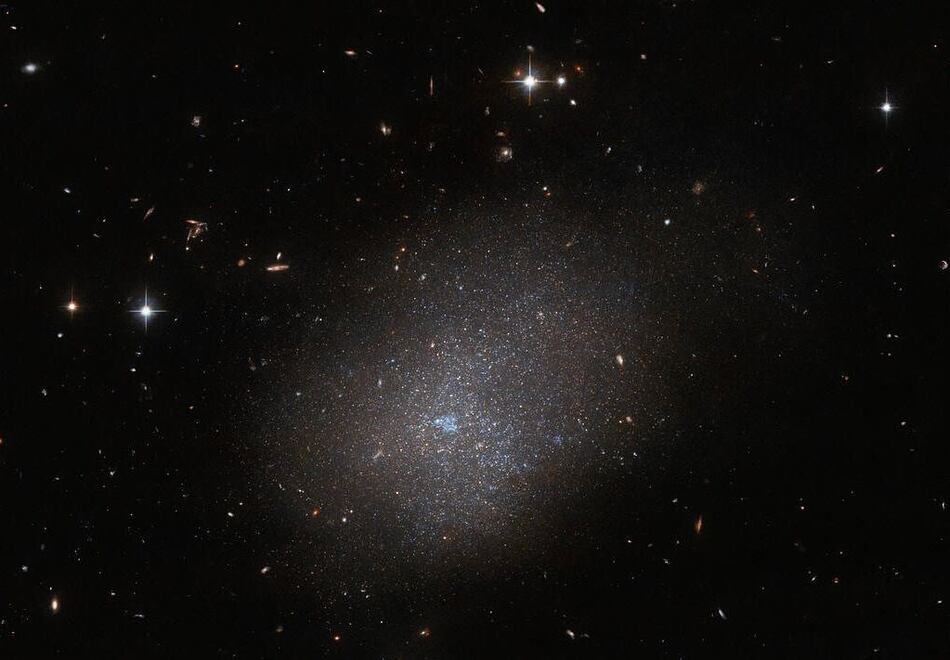 Hubble enfoca una galaxia vecina brillante