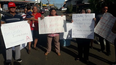 Chitreanos cierran vías por desbordamiento de aguas negras