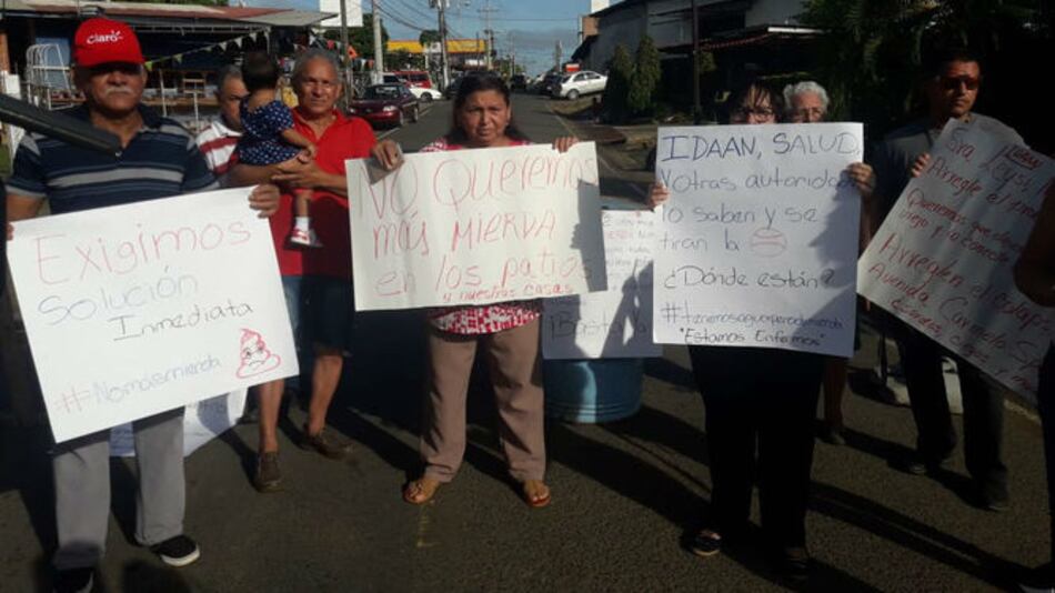 Chitreanos cierran vías por desbordamiento de aguas negras