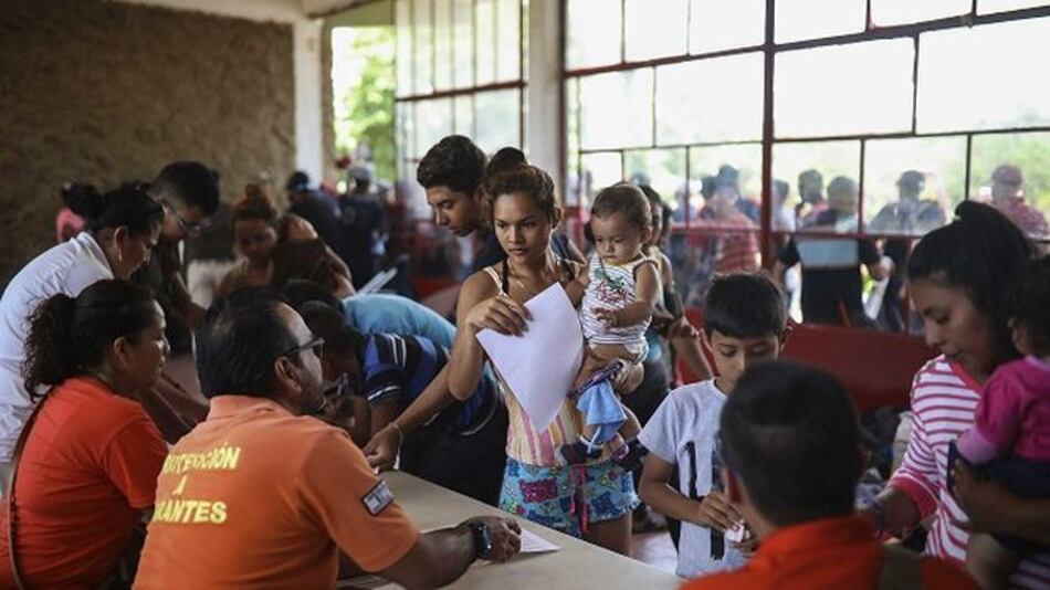 Caravana de migrantes deja campamento en sur de México