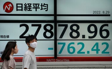 La Bolsa de Tokio cae un 2.21 % en la apertura tras quiebra de bancos 