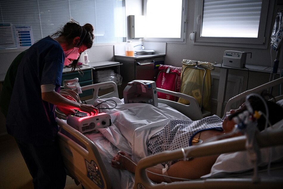 Francia obliga a trabajar desde casa para frenar Ómicron