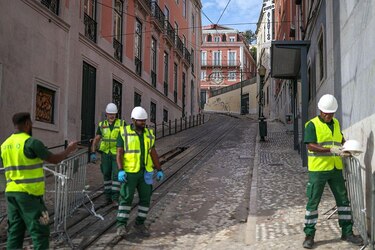 El niño de 3 años que fue rescatado del accidente del funicular de Lisboa en el que murieron 16 personas