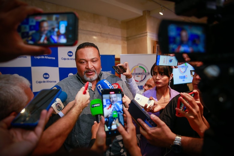 Carlos Lee es el nuevo presidente de Probeis