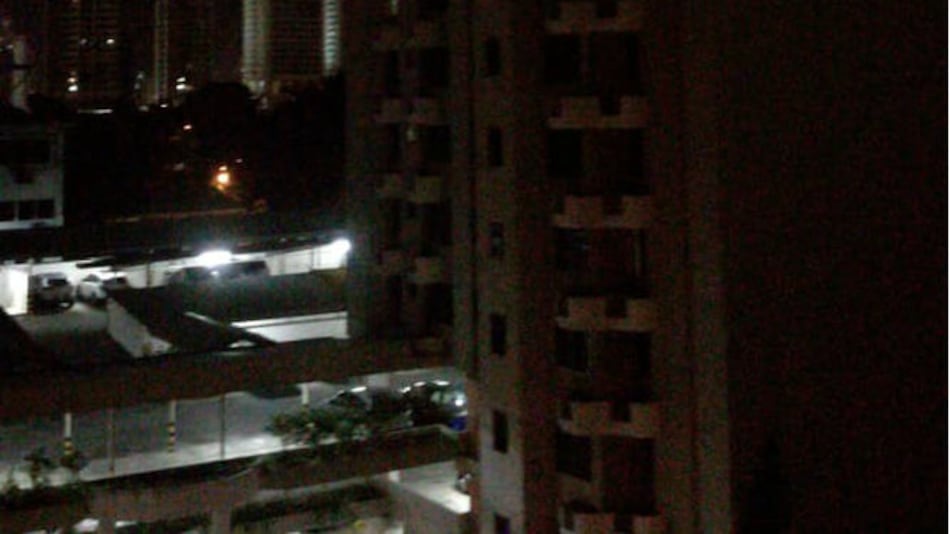 Ciudadanos suenan pailas y apagan luces como protesta por alza de tarifa eléctrica