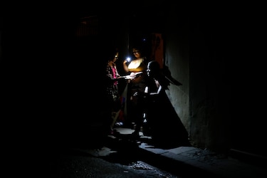 Calles espectrales y cena en hogueras: Una noche a oscuras en el gran apagón de Cuba