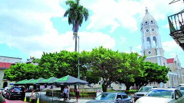 Plazas históricas, sin memorias