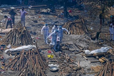 La pandemia por Covid-19 desborda crematorios en India