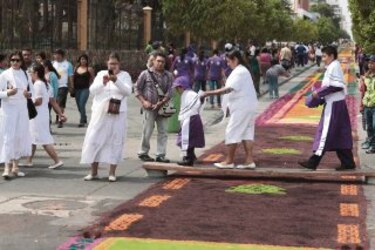Récord Guinness por extensa alfombra religiosa