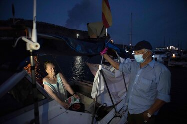 Un matrimonio de adultos mayores se protegió del volcán de La Palma en una lancha