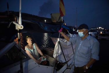 Un matrimonio de adultos mayores se protegió del volcán de La Palma en una lancha
