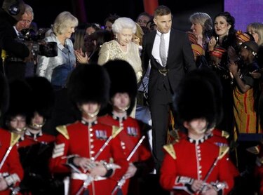 Isabel II condecorará a cantante de 'Take That' por organizar su concierto