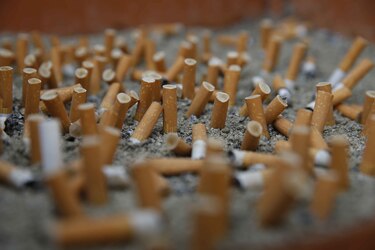 Hallan miles de cigarrillos de contrabando en vehículo particular
