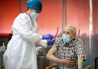 Unos 50 países ya comenzaron a vacunar contra la Covid-19