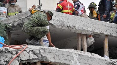Sin tregua buscan a los sobrevivientes del sismo que deja 225 muertos