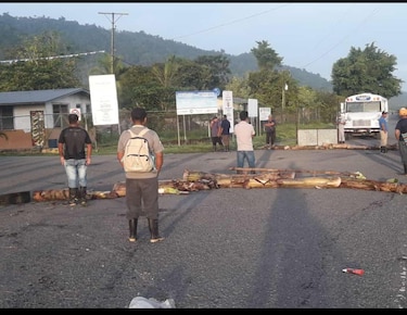 Trabajadores bananeros cierran vías en segundo día de huelga en Bocas del Toro