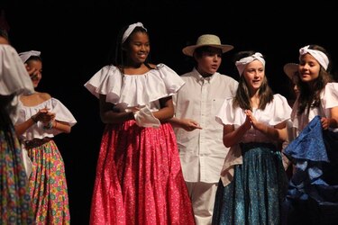 Niños extranjeros de 40 países residentes en Panamá realizan homenaje al folclore local