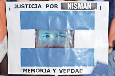 Documental de Nisman aviva dudas y grieta en Argentina