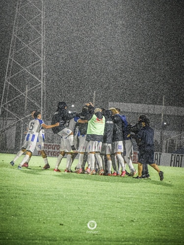 El argentino Gino Santilli emula al histórico Manga con un golazo desde su portería
