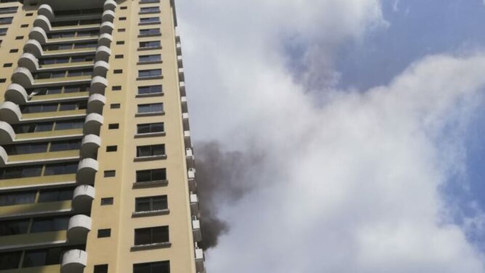 Bomberos reportan incendio en edificio en calle 73 de San Francisco