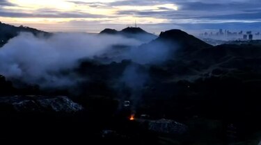 Incendio en vertedero clandestino genera densa capa de humo en la ciudad capital