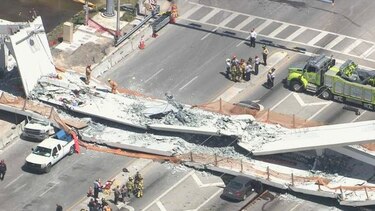 Colapsa puente peatonal sobre la autopista de seis vías en Miami