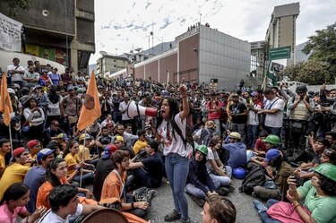Estudiantes opositores exigen a ministro venezolano de Comunicación informar con la verdad