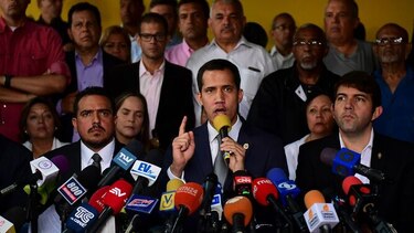 Guaidó desafía a Maduro con marchas hacia cuarteles de Venezuela