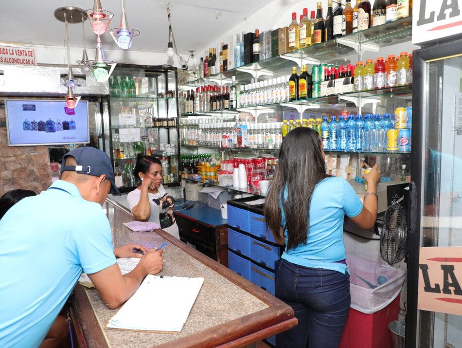 Productos vencidos y alimentos sin precios, encontró la Acodeco en recorrido por locales de expendio de comida