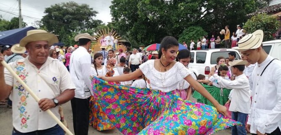 Los Pozos resalta la carreta y el tambor durante festival