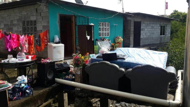 Varias comunidades afectadas por marea alta en la costa del Pacífico