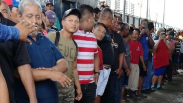 Comerciantes informales reabren acceso al Mercado de Abastos