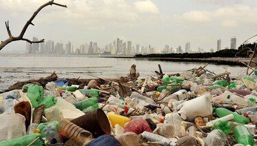 Océanos abrumados por los desechos, en su mayoría plásticos
