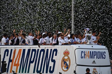 El Real Madrid se da un baño de multitudes para celebrar la ‘Decimocuarta’ copa de Europa