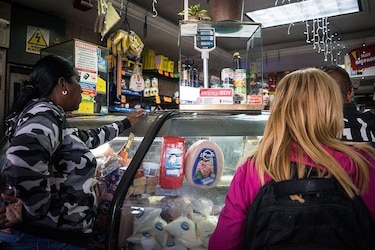 Qué se sabe sobre cómo Estados Unidos vende el petróleo de Venezuela y le envía el dinero al gobierno de Delcy Rodríguez