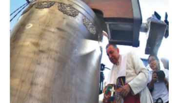 Feligreses asisten a la apertura de la Catedral