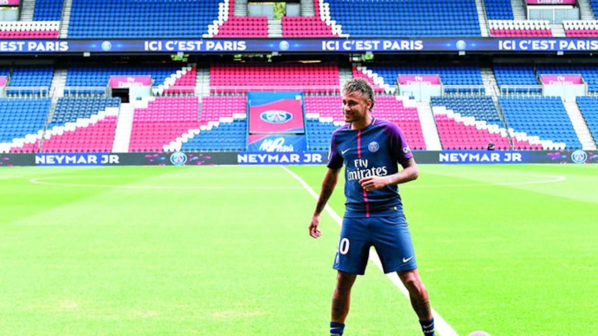 Neymar posa en el Parque de los Príncipes, que será su nueva morada hasta 2022.