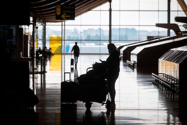 España impondrá cuarentena a viajeros llegados de Colombia, Perú y 8 países africanos