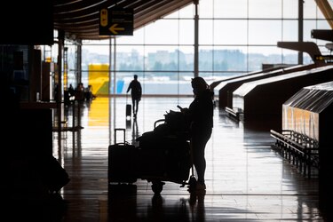 España impondrá cuarentena a viajeros llegados de Colombia, Perú y 8 países africanos